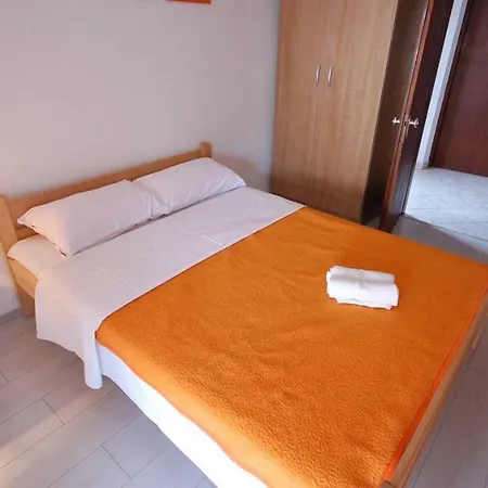 Apartman With Parking Space Njivice, Krk - 21853 *